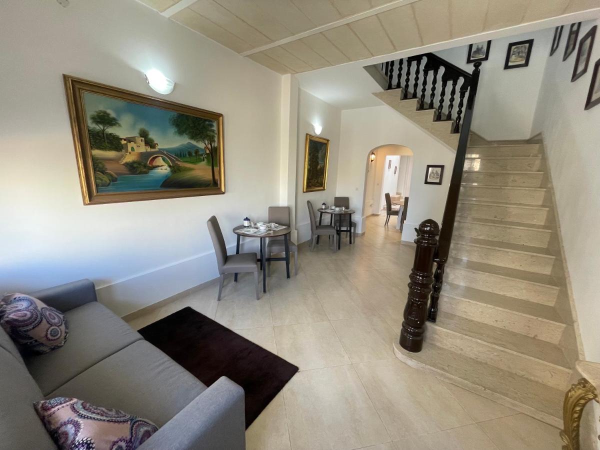 Alina Boutique Living Bed & Breakfast Victoria Exterior photo